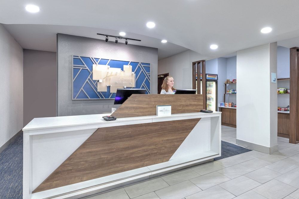 Holiday Inn Express & Suites Granbury by IHG 2