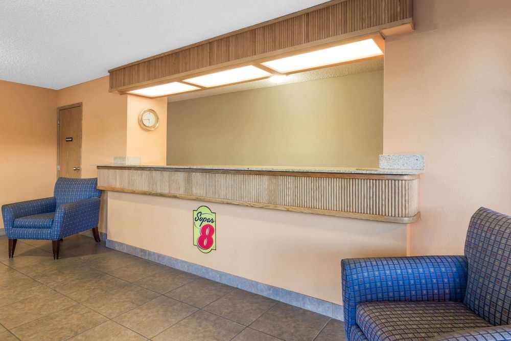 Super 8 by Wyndham LaGrande 3