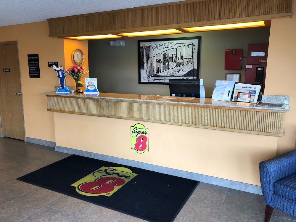 Super 8 by Wyndham LaGrande 2