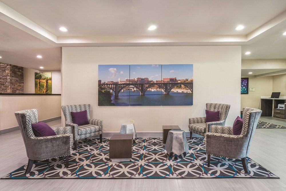 La Quinta Inn & Suites by Wyndham Loudon 2