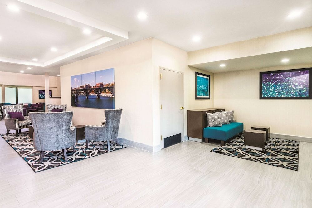 La Quinta Inn & Suites by Wyndham Loudon 3