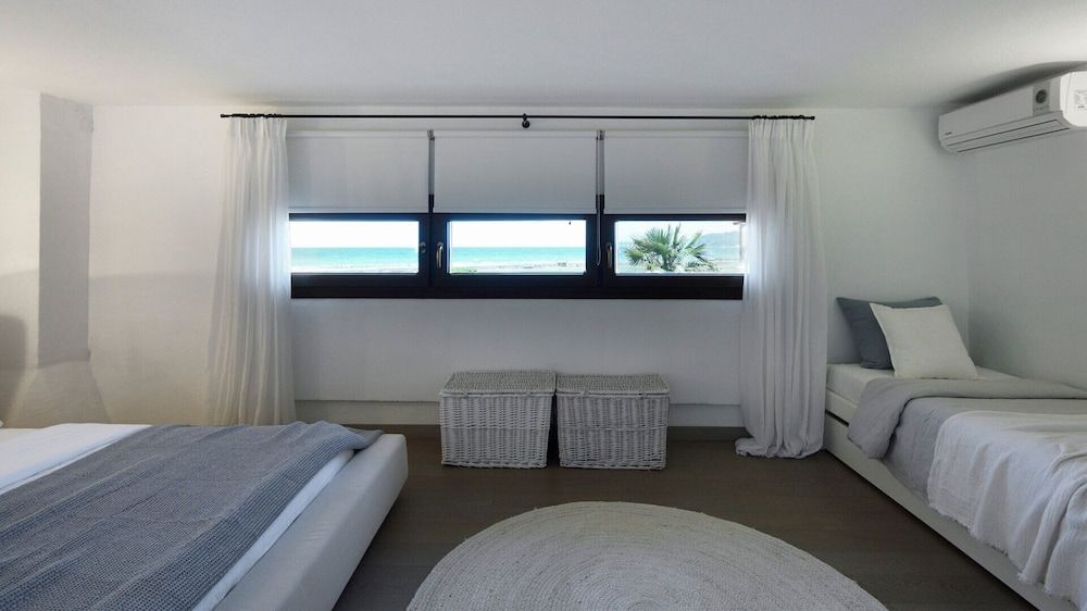 Soleado Beachfront Villa 3