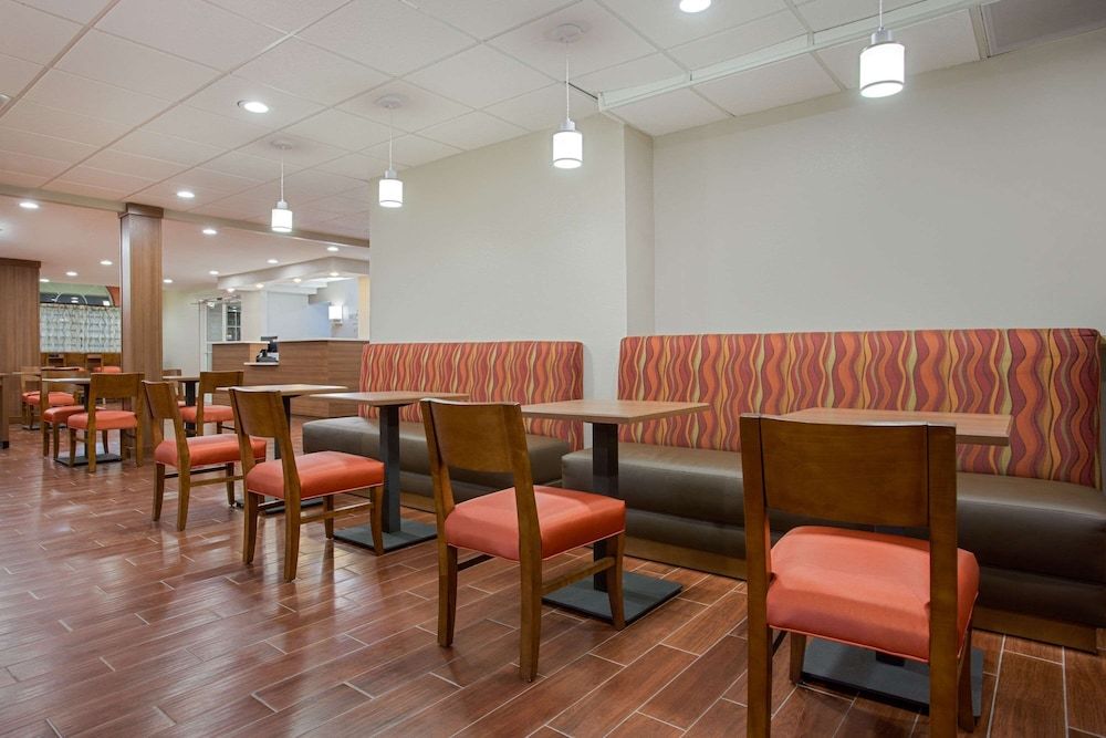 Microtel Inn & Suites by Wyndham Walterboro 3
