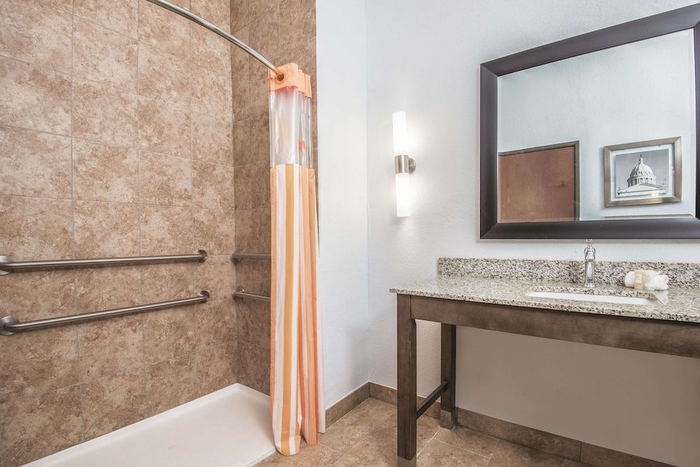 La Quinta Inn & Suites by Wyndham Guthrie 3