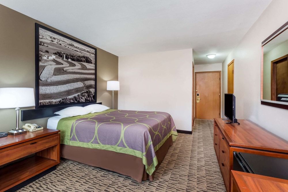 Super 8 by Wyndham Platteville 3