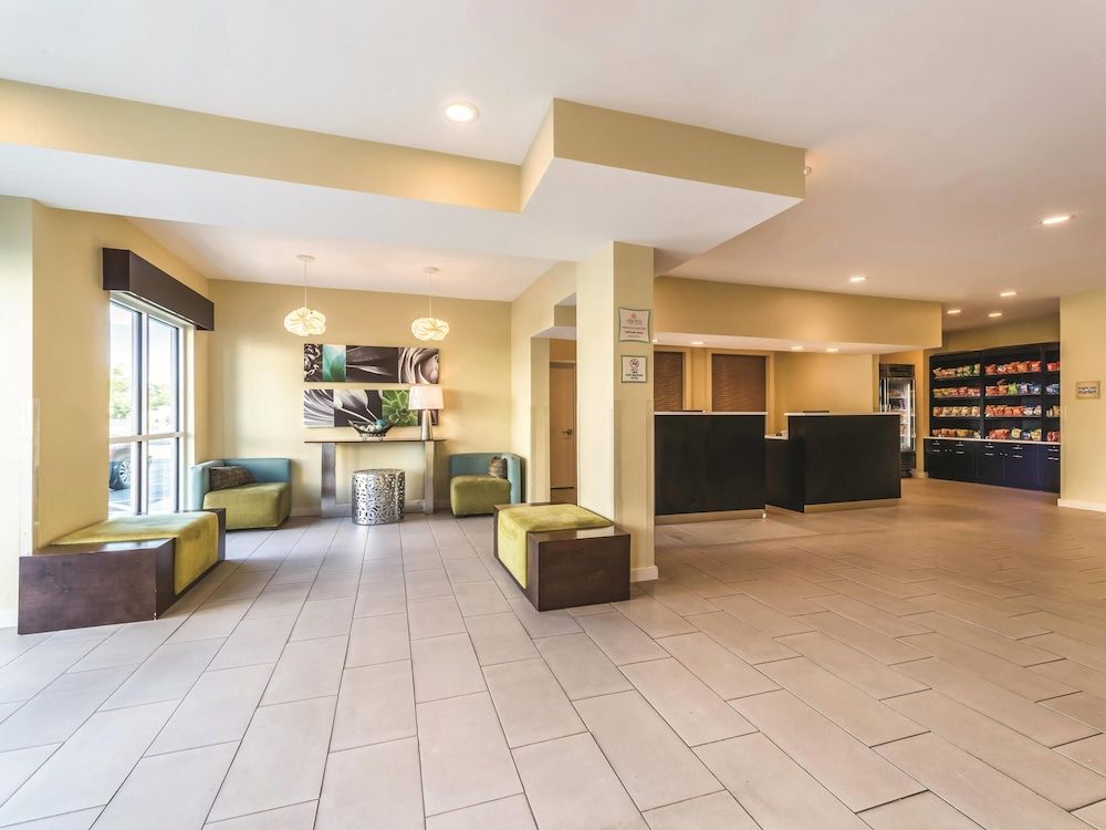 La Quinta Inn & Suites by Wyndham Collinsville - St. Louis 2