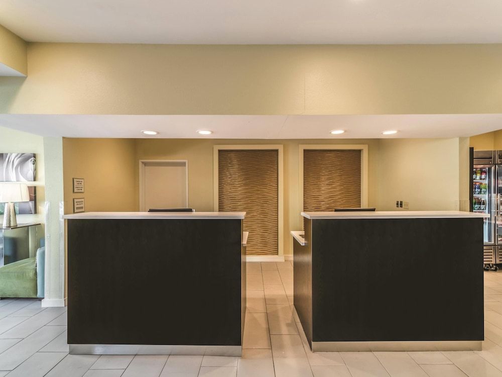 La Quinta Inn & Suites by Wyndham Collinsville - St. Louis 3