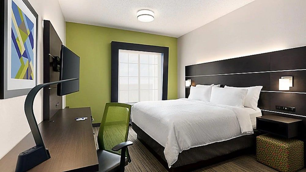 Holiday Inn Express Hotel and Suites Pryor by IHG 2
