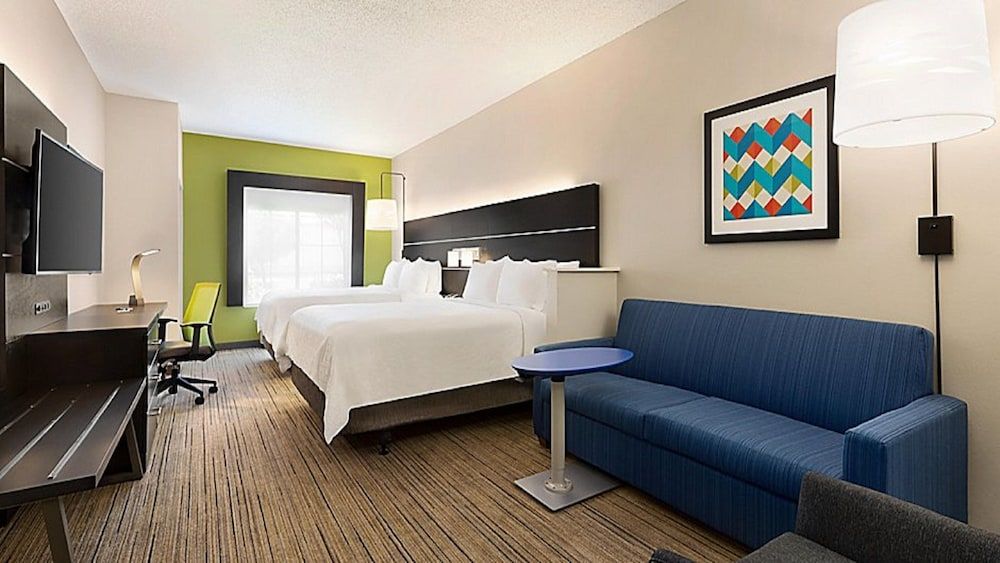 Holiday Inn Express Hotel and Suites Pryor by IHG 3