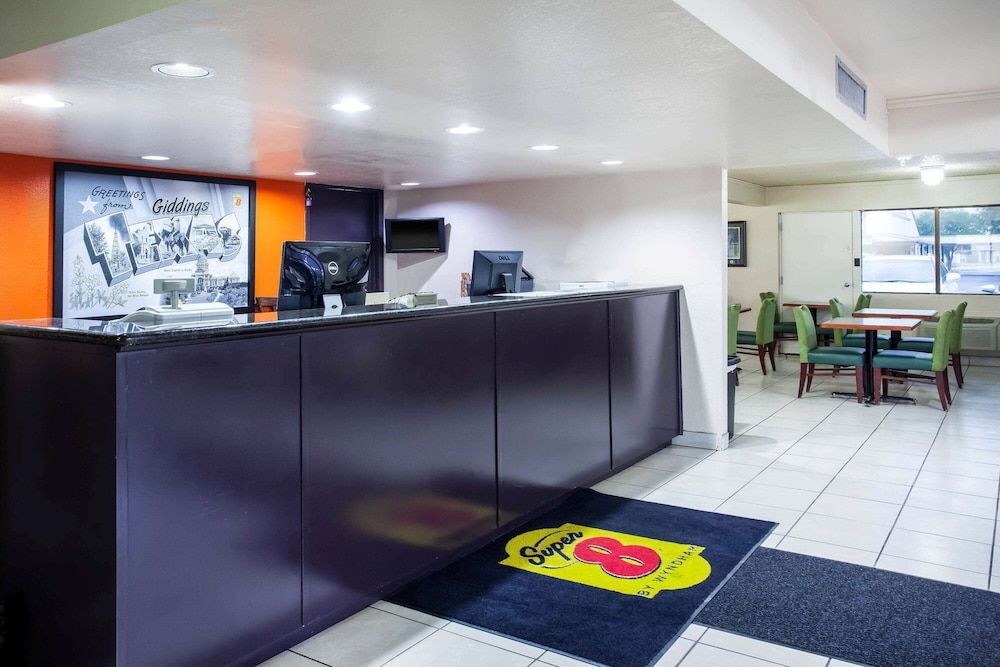 Super 8 by Wyndham Giddings 3