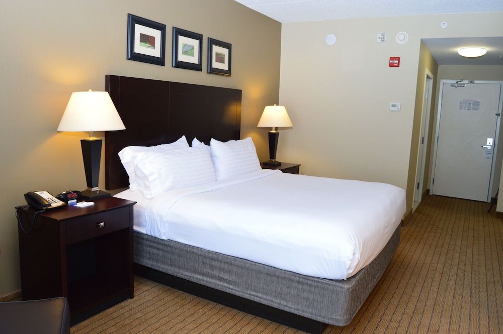 Holiday Inn Express Hotel & Suites Malone by IHG 3