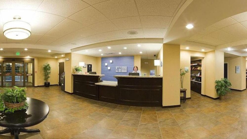 Holiday Inn Express Hotel & Suites Malone by IHG 2