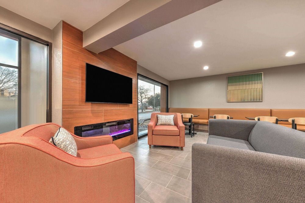 Hawthorn Extended Stay by Wyndham Bedford / Dallas 3