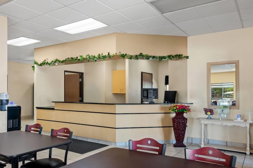 Super 8 by Wyndham Santa Rosa 3