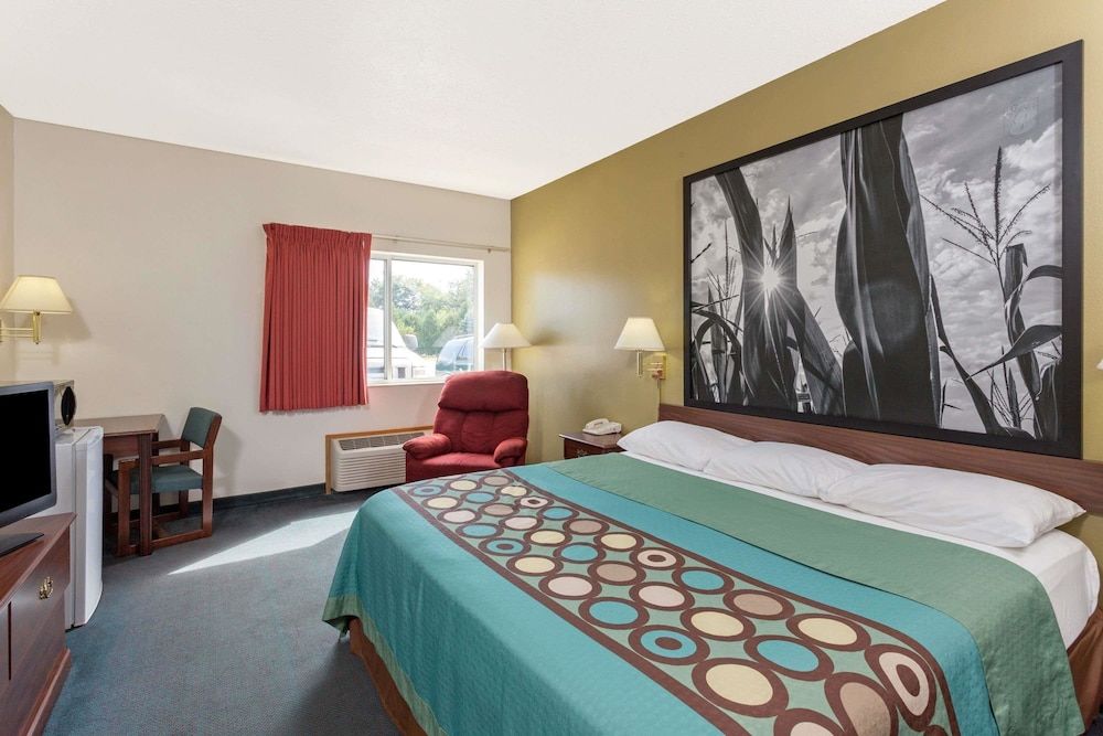 Super 8 by Wyndham Cresco IA 3