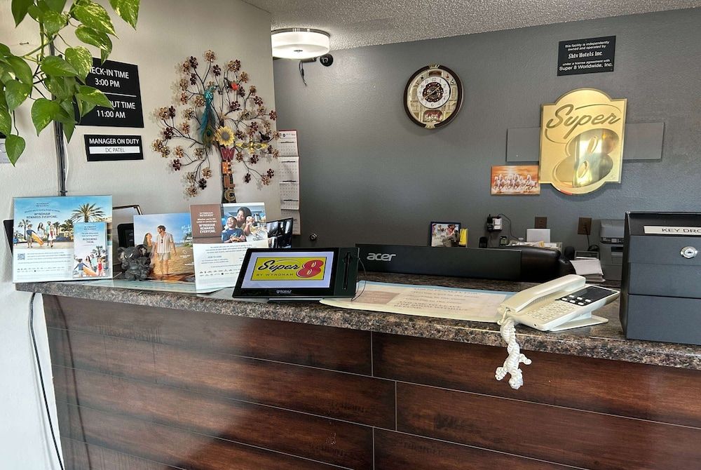 Super 8 by Wyndham Perry IA 3