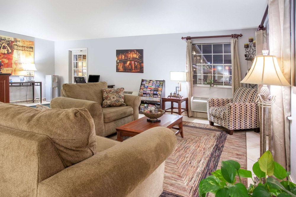 Super 8 by Wyndham Monroe West 2