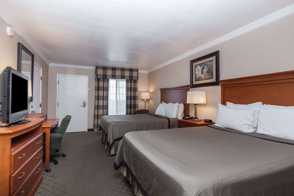 Travelodge by Wyndham Sylmar CA 3