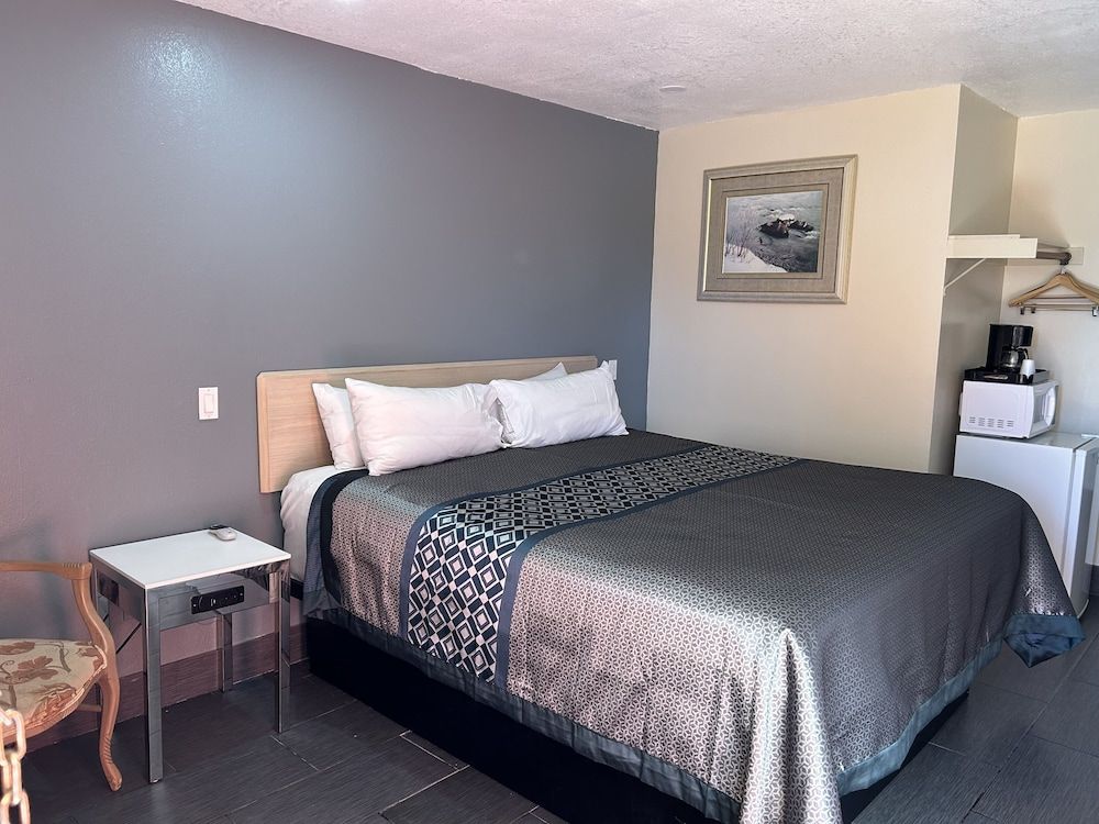 California Inn & Suites Adelanto US 395 3