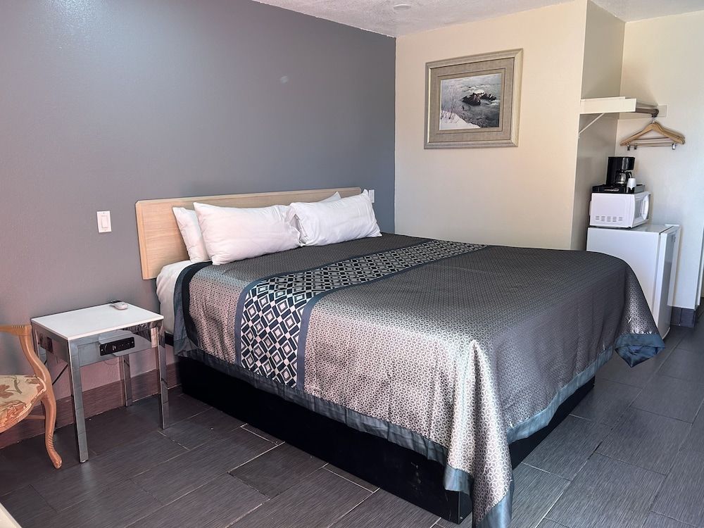 California Inn & Suites Adelanto US 395 2