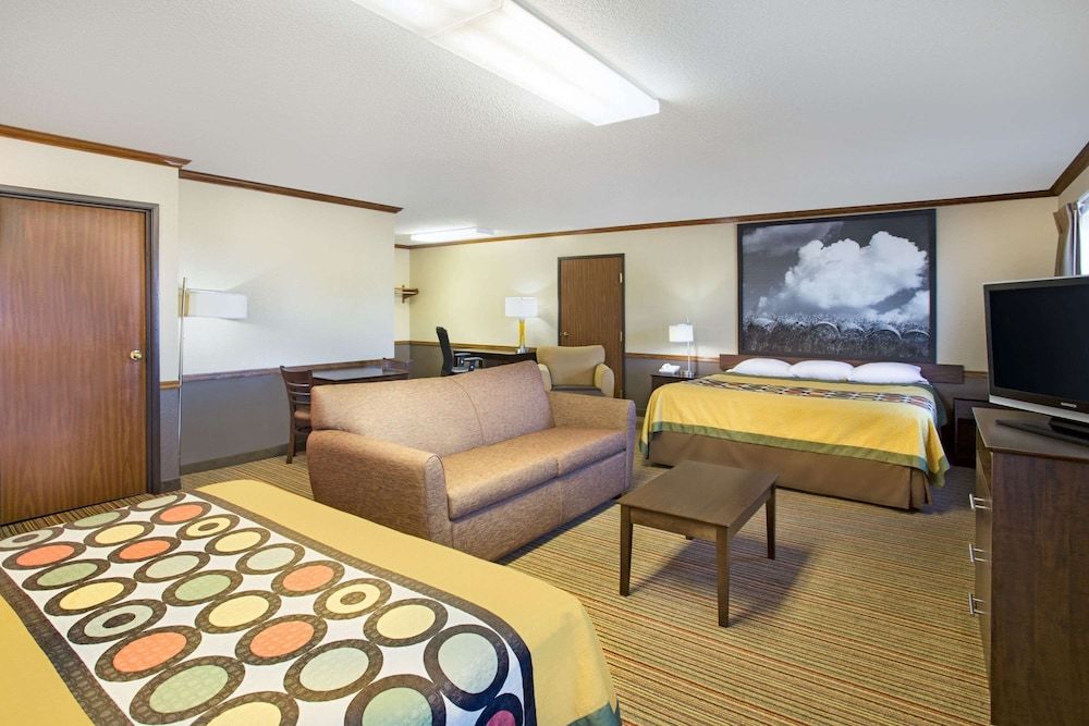 Super 8 by Wyndham New Hampton 3