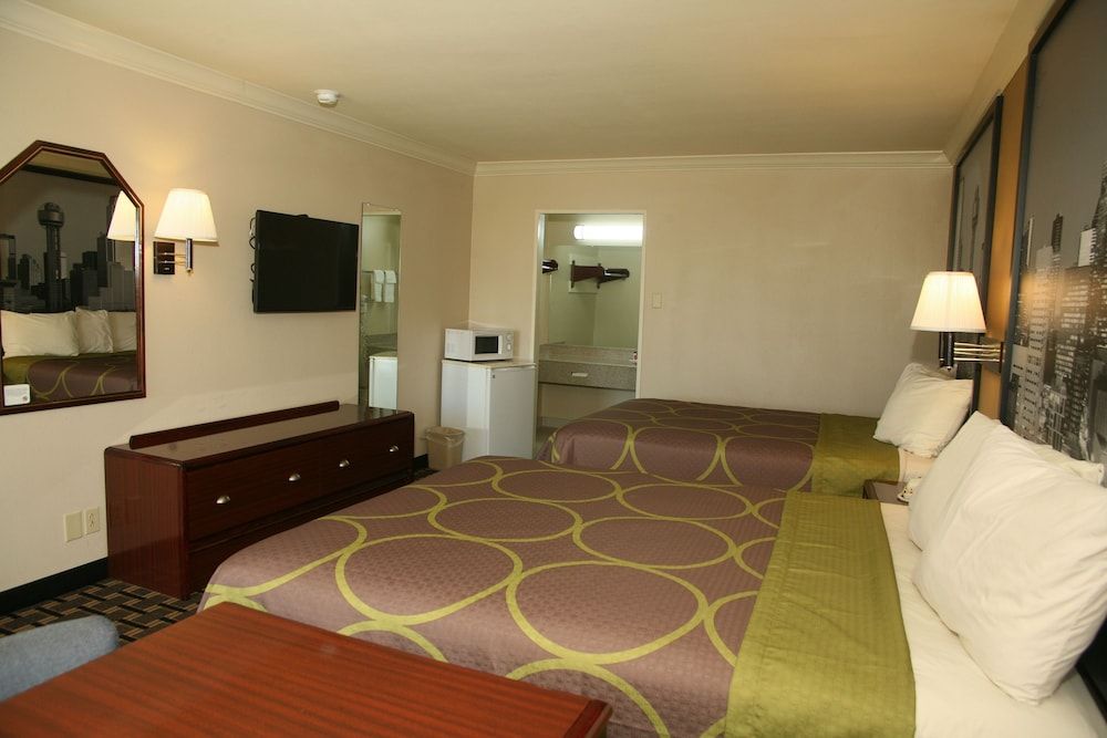Super 8 by Wyndham Tyler TX 3