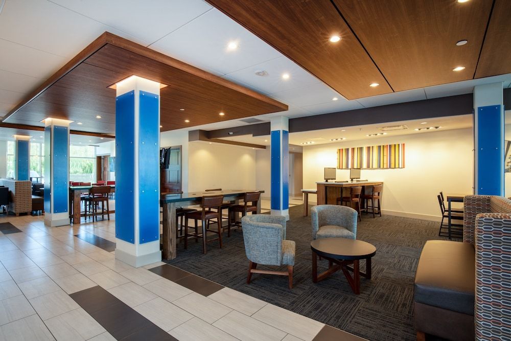 Holiday Inn Express & Suites Beloit by IHG 3