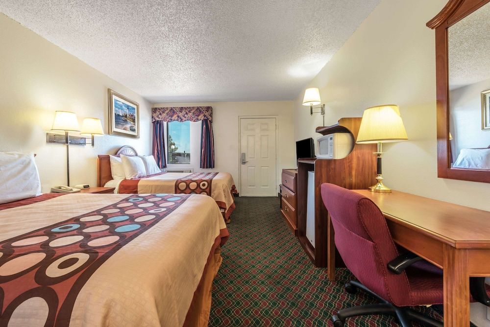 Super 8 by Wyndham Eastland 3