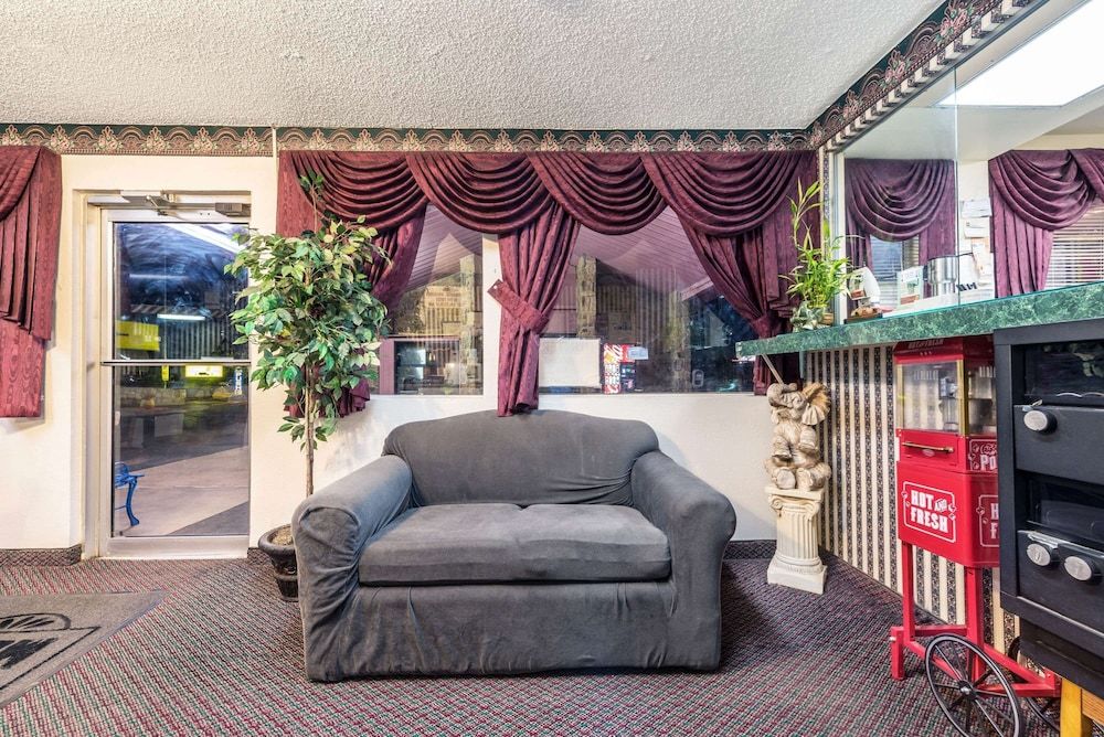 Super 8 by Wyndham Eastland 2