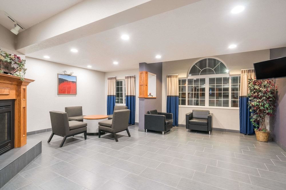 Microtel Inn & Suites by Wyndham Springfield 3