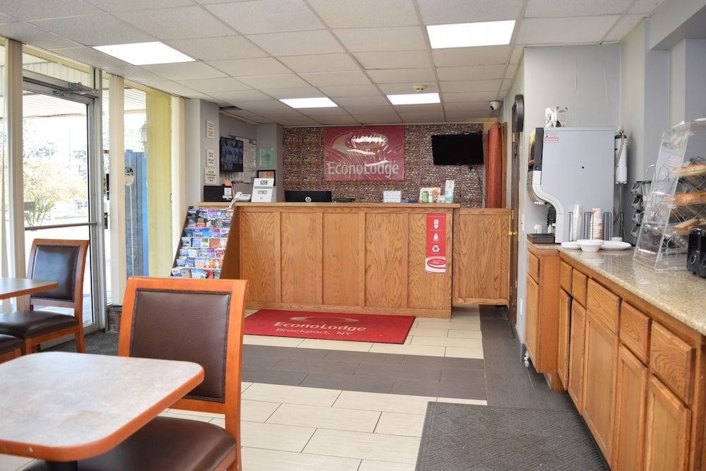 Econo Lodge Brockport 3