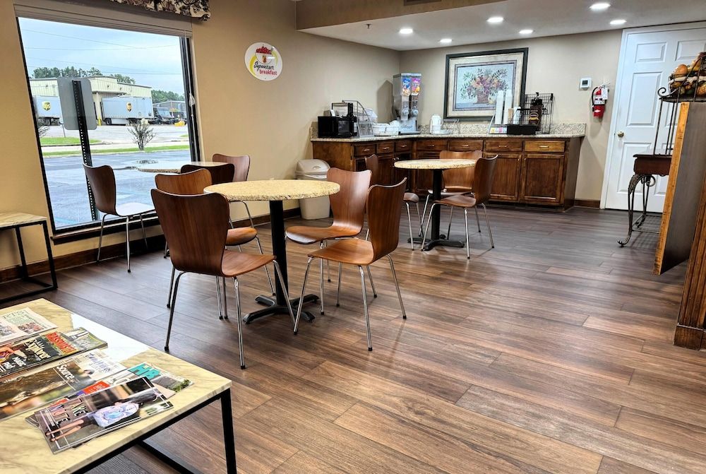 Super 8 by Wyndham Booneville 3