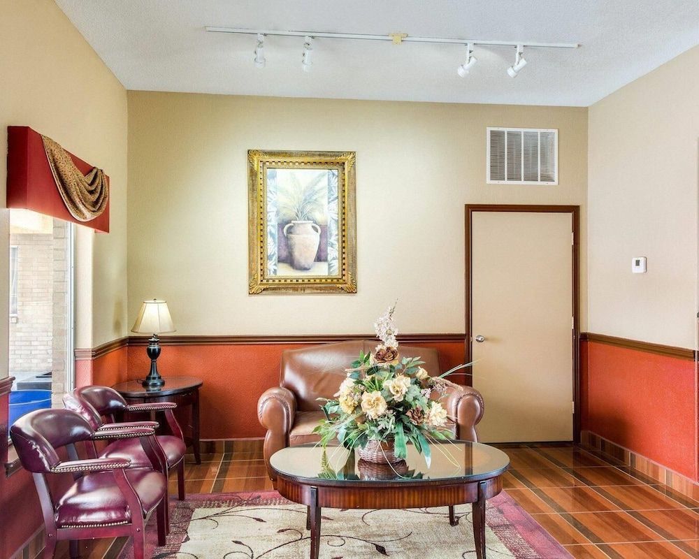 Econo Lodge Inn & Suites Eagle Pass 3