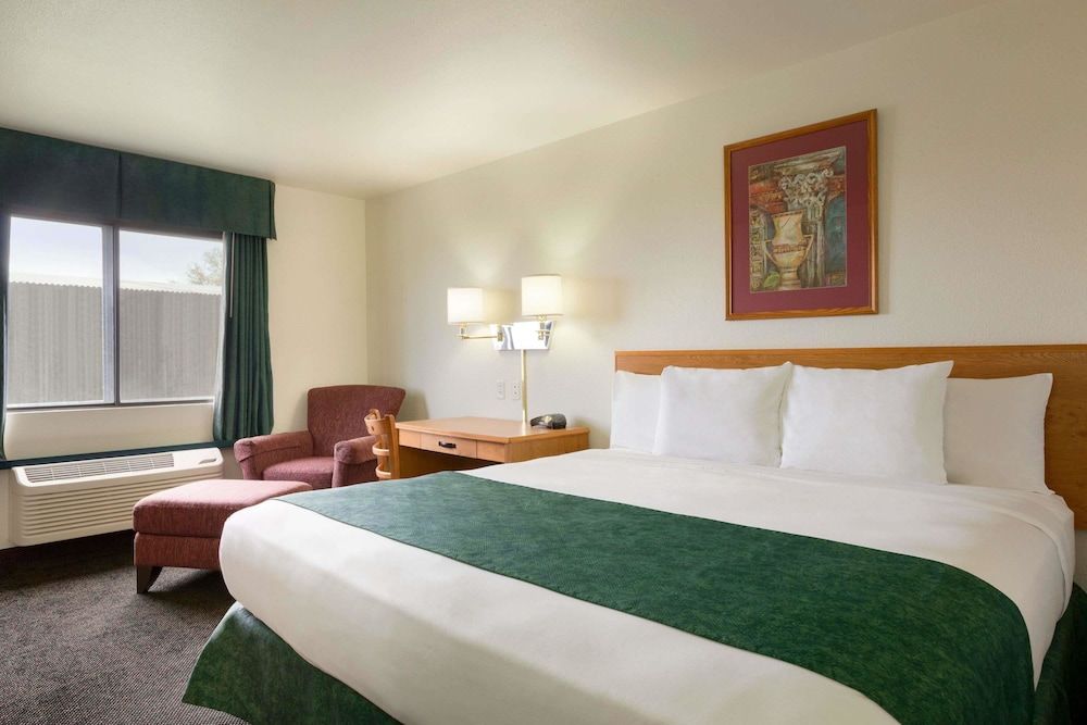 Travelodge by Wyndham Alpine 2