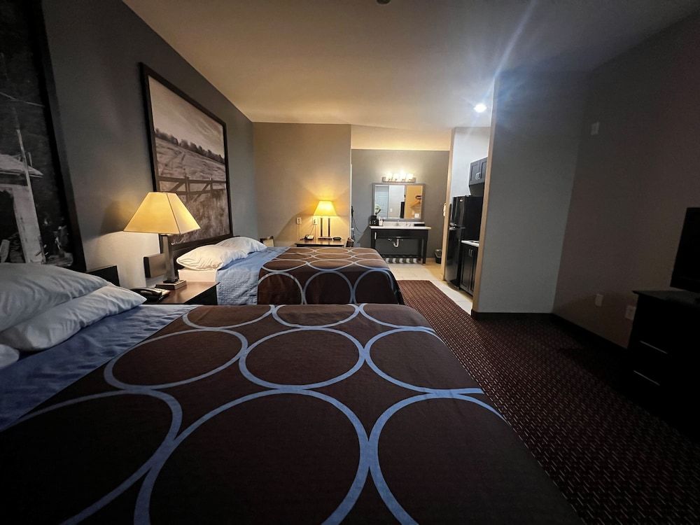 Super 8 by Wyndham Center 3