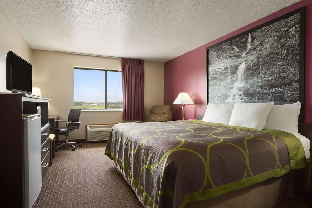 Super 8 by Wyndham Cameron 3