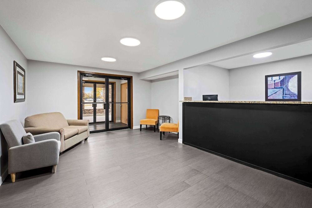 Super 8 by Wyndham Waverly 3