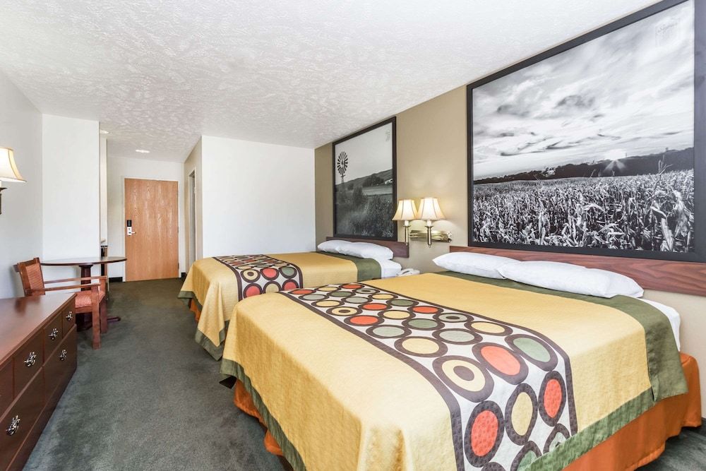 Super 8 by Wyndham Alma 3