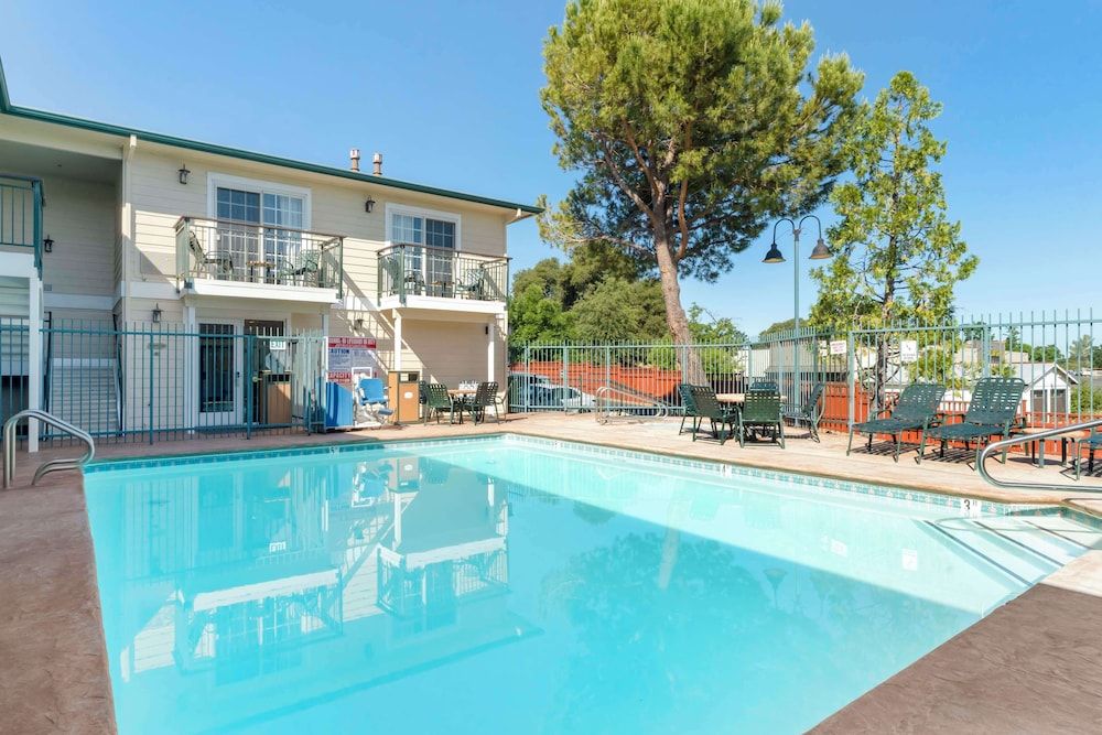 Best Western Cedar Inn & Suites 3 estrellas en Angels Camp