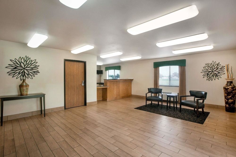 Travelodge by Wyndham Livonia 3