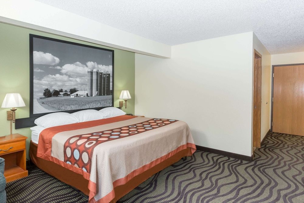 Super 8 by Wyndham Newton 3