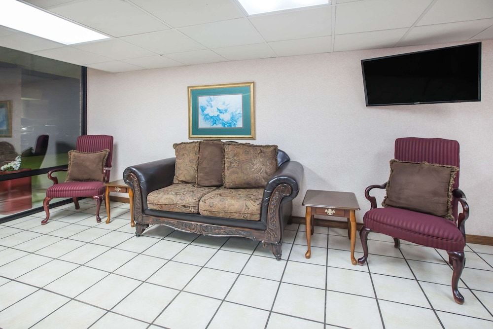 Super 8 by Wyndham Clinton 3