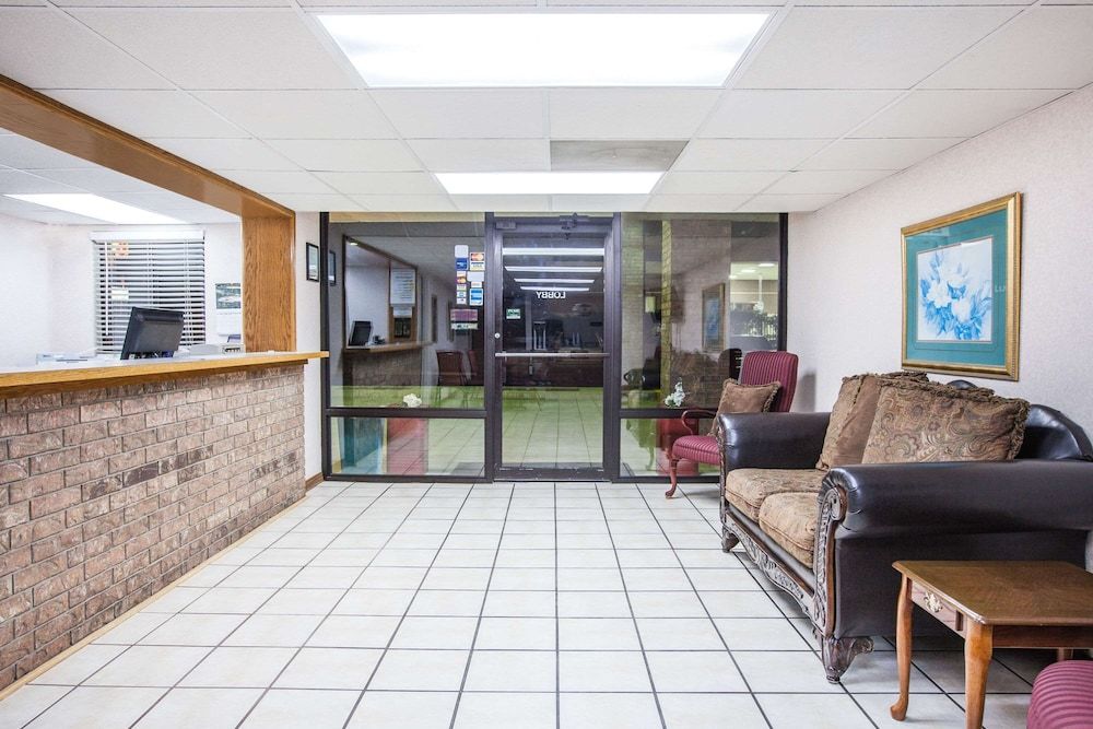 Super 8 by Wyndham Clinton 2