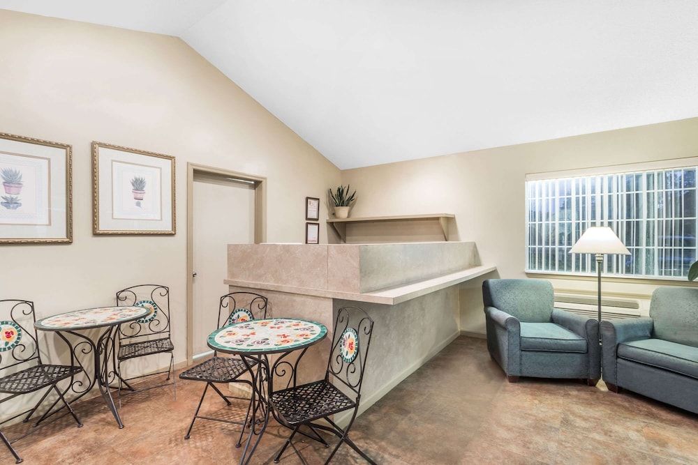 Super 8 by Wyndham Madison 2