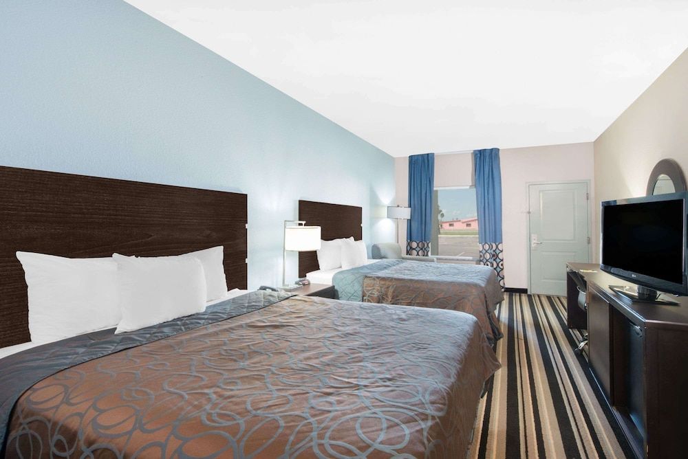 Super 8 by Wyndham Dilley TX 3