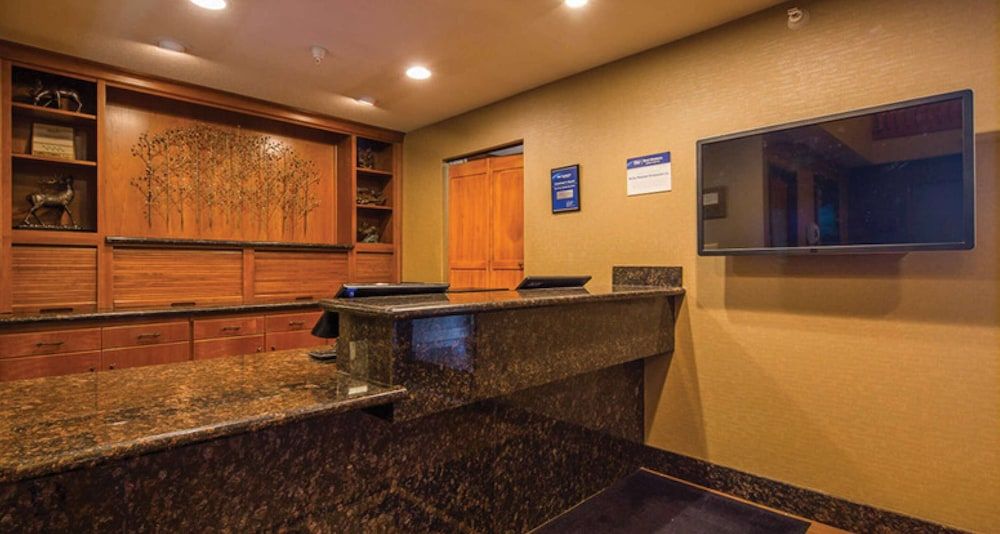 Best Western Plus Deer Park Hotel & Suites 3
