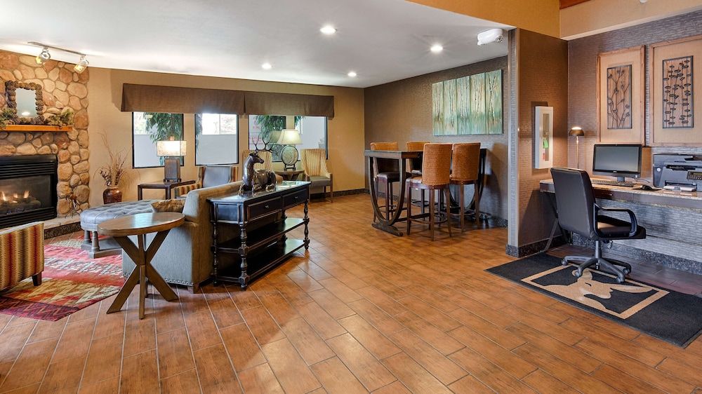 Best Western Plus Deer Park Hotel & Suites 2