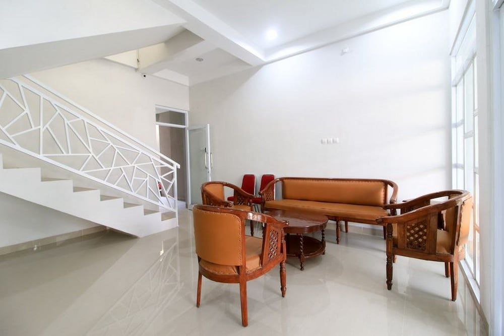 RedDoorz near Klaten Train Station 3