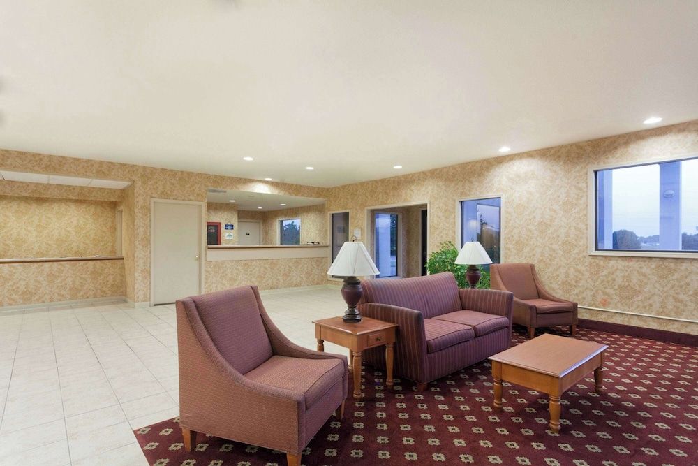 Days Inn & Suites by Wyndham Wynne 2