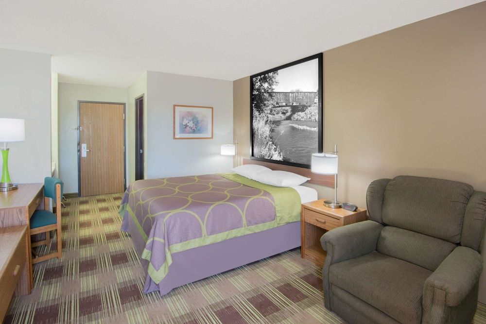 Super 8 by Wyndham Toledo 3